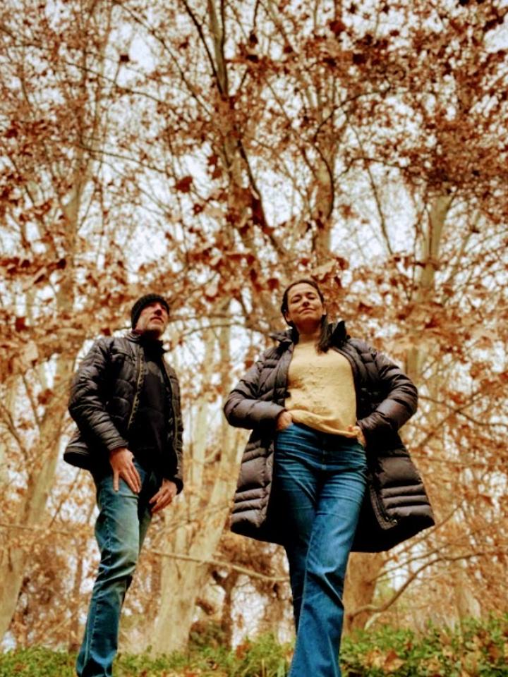 Vero y Santi entre los árboles en otoño